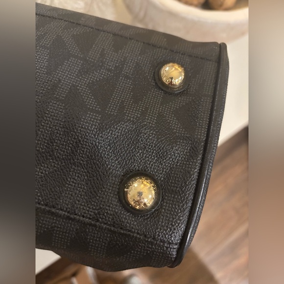 MICHAEL KORS BLACK Shoulder Bag EUC gold MK pendant - Picture 12 of 15